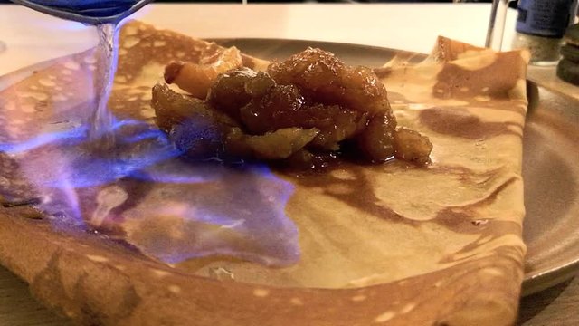 Crepe wird mit brennendem Apfelschnaps &uuml;bergossen und flambiert, full HD 1080p Video Footage 