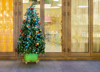 Fototapeta na wymiar Christmas tree near cafe