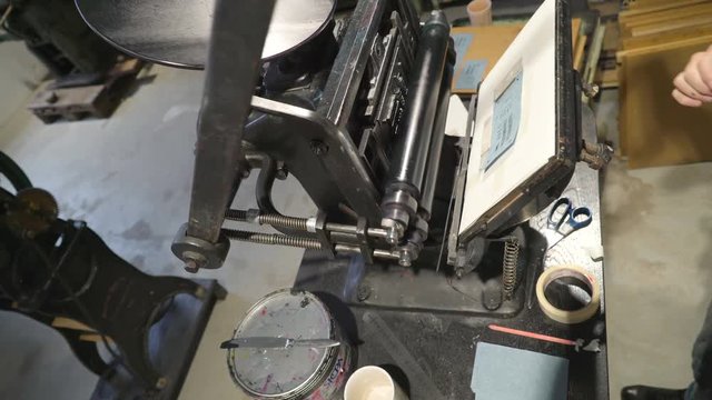 20253_An_old_printing_machine_that_is_still_working.mov