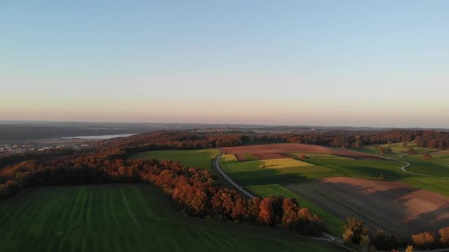 Flug rechts des Ammersees über landwirtschaftliche Flächen und Wald in Richtung Pilsensee