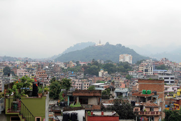 Obraz premium The view of Swayambhunath Stupa from the rooftop in Kathmandu during cloudy day