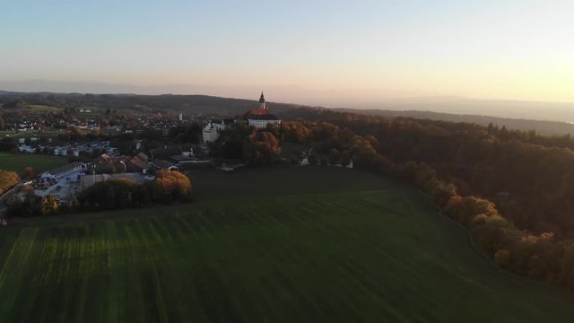 Flug &uuml;ber Voralpenlandschaft mit Andechs bei Abendstimmung