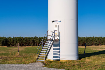 Treppe zum Wartungszugang am Mast einer Windkraftanlage