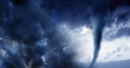 Fotobehang Onweer Conceptueel beeld van cloudscape-beeld van storm met donkere wolken en naderende tornado