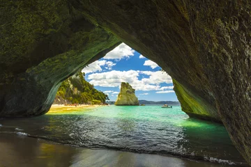 Foto auf Acrylglas Cathedral Cove Querformat durch Felsbogen in Richtung Te Hoho Rock an der Cathedral Cove, Coromandel Peninsula - Neuseeland