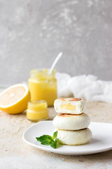 Cheesecakes on rice flour with lemon kurd for breakfast