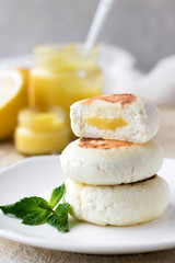 Cheesecakes on rice flour with lemon kurd for breakfast