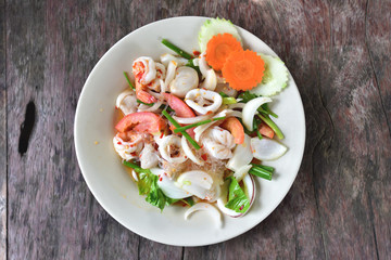 Thai spicy vermicelli salad with seafood