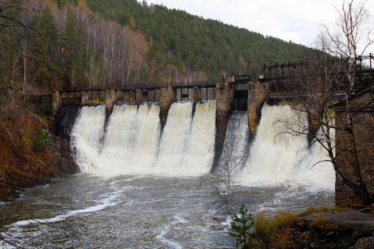 Water discharge through power plant dam