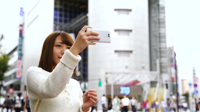 女性・スマートフォン・自撮り・渋谷109前