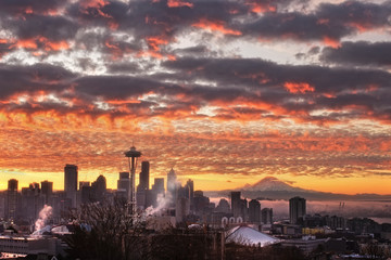 Naklejka premium Foggy colorful sunrise over the Seattle skyline with Mount Rainier