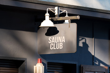 Ein Werbeschild für ein Sauna Club oder Bordell