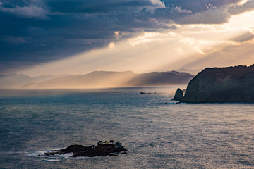 日和山海岸・光芒と川霧の交錯