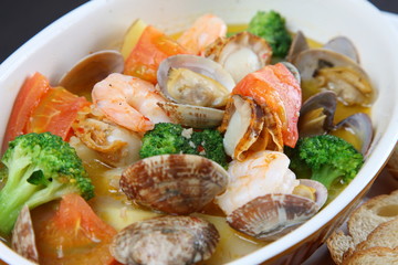 海老とブロッコリーのアヒージョ