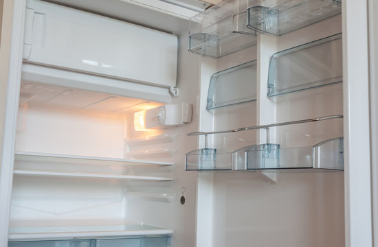 réfrigérateur vide porte ouverte 