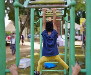 Obraz premium monkey barで遊ぶ子供