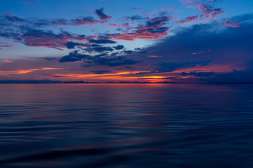 Obraz na płótnie Canvas Sunset sky on the lake