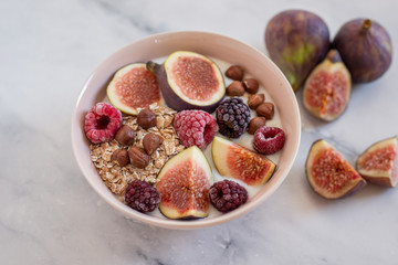 Joghurt mit Feigen und Beeren 
