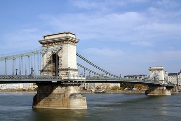 Obraz premium El puente de las cadenas sobre el Danubio en Budapest.