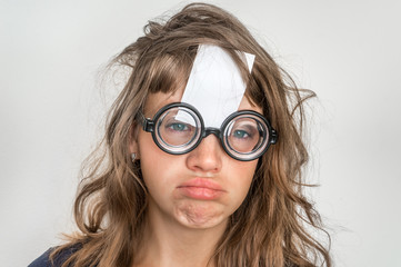 Obraz premium Funny woman with blank white sticky paper over her forehead