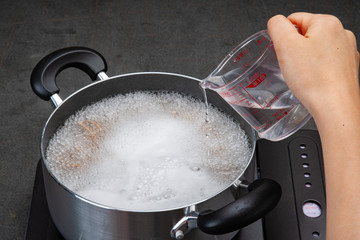 「差し水」　蕎麦を茹でる際、沸騰して吹きこぼれる湯に水を注ぐ。吹きこぼれを防ぐ調理法