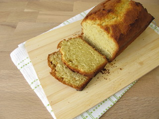 Frisch gebackener Sandkuchen aus der Kastenform