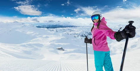 Tuinposter Wintersport Jonge kaukasische vrouwenskiër in Europese Alpen