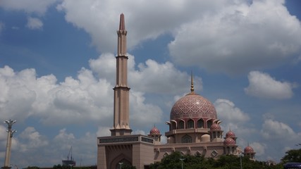 Fototapeta na wymiar Putra Mosque in Putrajaya