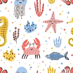 Fotobehang Zeedieren Gekleurd naadloos patroon met gelukkige zee- en oceaandieren op witte achtergrond - vis, krab, kwallen, zeester, zeepaardje. Kinderachtig platte cartoon vectorillustratie voor textiel print, inpakpapier.