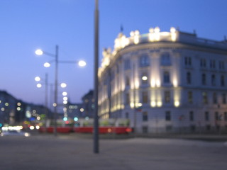 Fototapeta premium Трамвай едет по вечерней Вене: впечатление