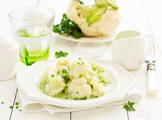 Snack Cauliflower with green sauce.