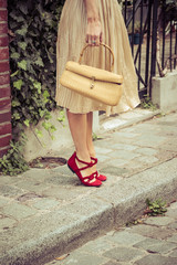 femme aux chaussures rouges