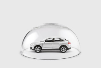 Fototapeta premium Nowoczesny srebrny samochód chroniony pod szklaną kopułą