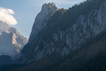 Gosausee bei Sonnenuntergang mit bunten Laubbäumen und Herbstblättern, an einem wunderschönen Herbsttag