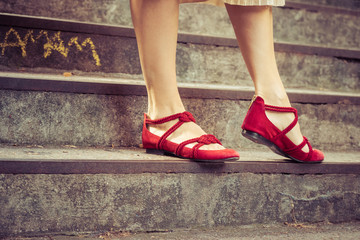 femme aux chaussures rouges