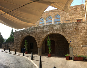 Porche en pierres taillées  d'une maison ancienne au coeur de Byblos, Liban