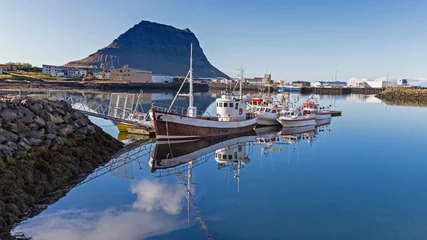 Papier Peint photo Kirkjufell Islande, bateaux de pêche dans le port de Grundarfjordur