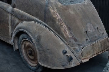Ausschnitt von vintage Old-Timer ohne Lack und etwas angerostet  abgestellt im Braunton