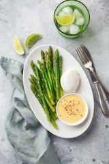 asparagus, poached egg and hollandaise sause