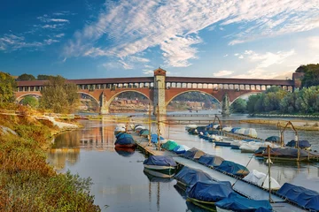Papier Peint photo Ponte Vecchio Il ponte coperto di Pavia sul fiume Ticino