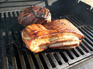 Rumpsteaks und Schweine Bauchfleisch in Honig BBQ Marinade auf einem Grill zubereitet