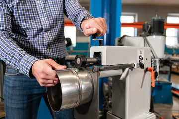 production rolling tool, electric machine. the production of ventilation and gutters. Tool and bending equipment for sheet metal. manufacture or a demonstration stand in the store