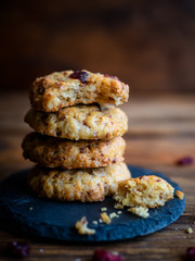 Cranberry Kekse gestapelt auf einem Holztisch, Weihnachten, moody Food