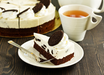 cheesecake with chocolate chip cookies.