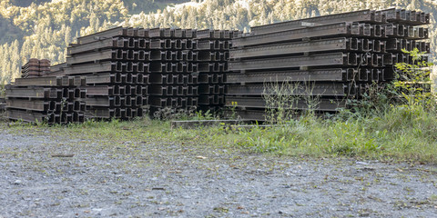 Stahlträger auf einer Wiese