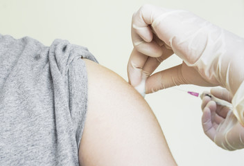 Obraz na płótnie Canvas Doctor preparing a patient injection