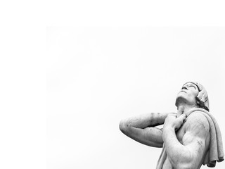 Statua che guarda in alto