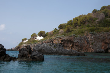 Fototapeta na wymiar Isola nel mare. La famosa isola di Dino in Calabria a Praia a Mare al sud d'Italia a luglio 2018