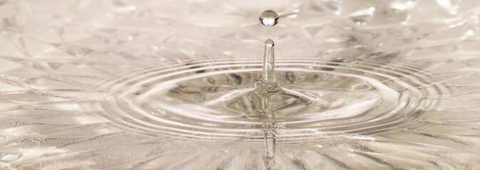 Wasserkreis mit einer gro&szlig;en Wasserkugel