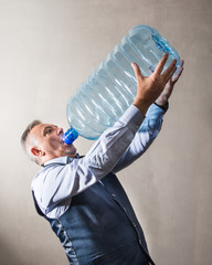 ingozzarsi con un bottiglione enorme di acqua